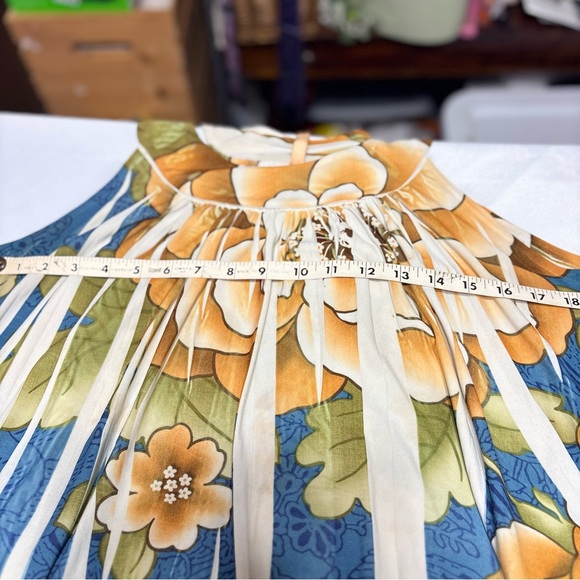 Sleeveless, floral print mini dress with a scoop neck and pleated details. - Picture 7 of 8